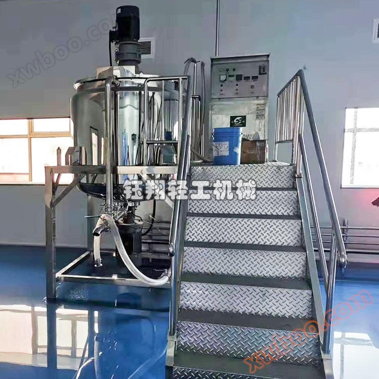 Steam heating reaction mixing tank, laundry detergent production equipment, detergent mixing pot