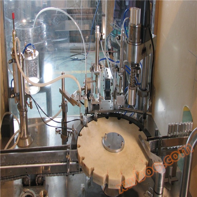 Sơn móng tay điền và nắp máy